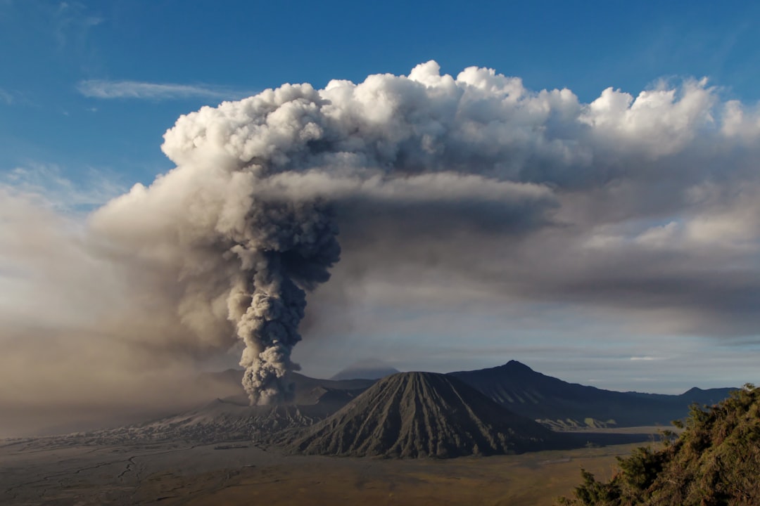 Ilustrasi erupsi gunung api dan abu vulkanik untuk imbauan kesehatan masyarakat