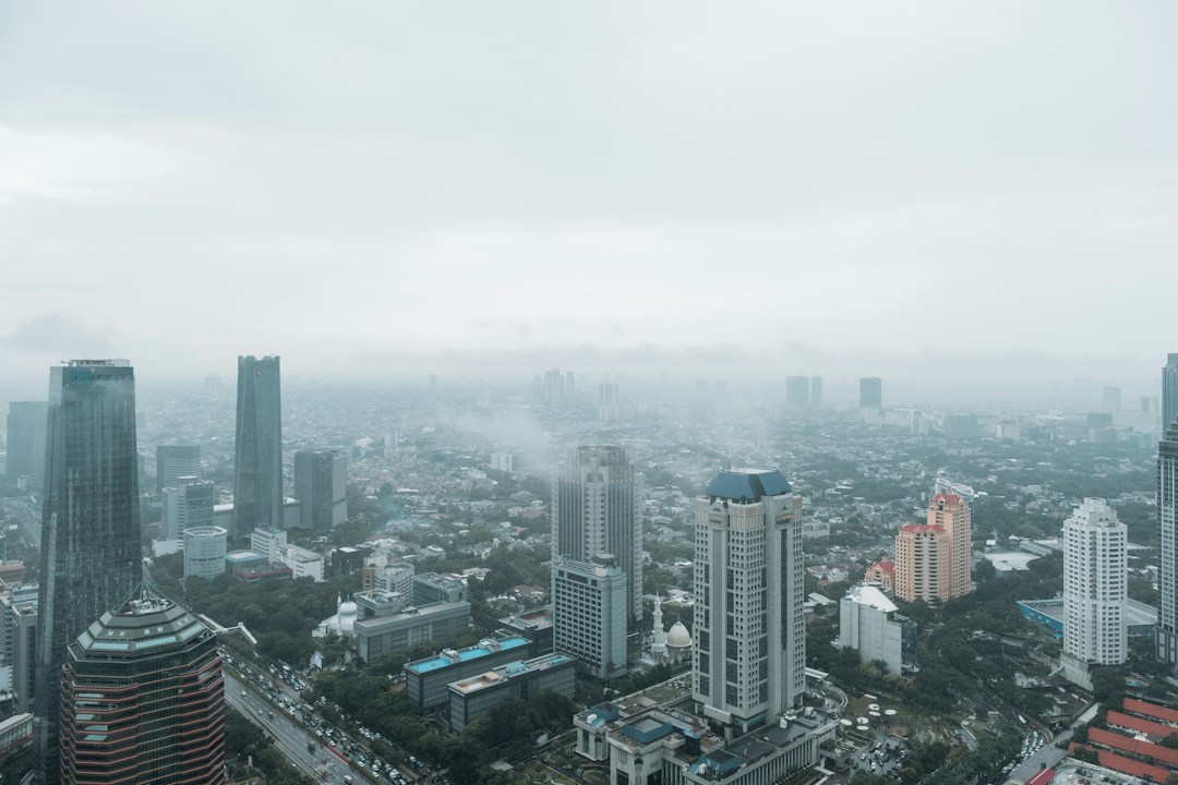 Ilustrasi kondisi cuaca dan langit di kawasan perkotaan Indonesia