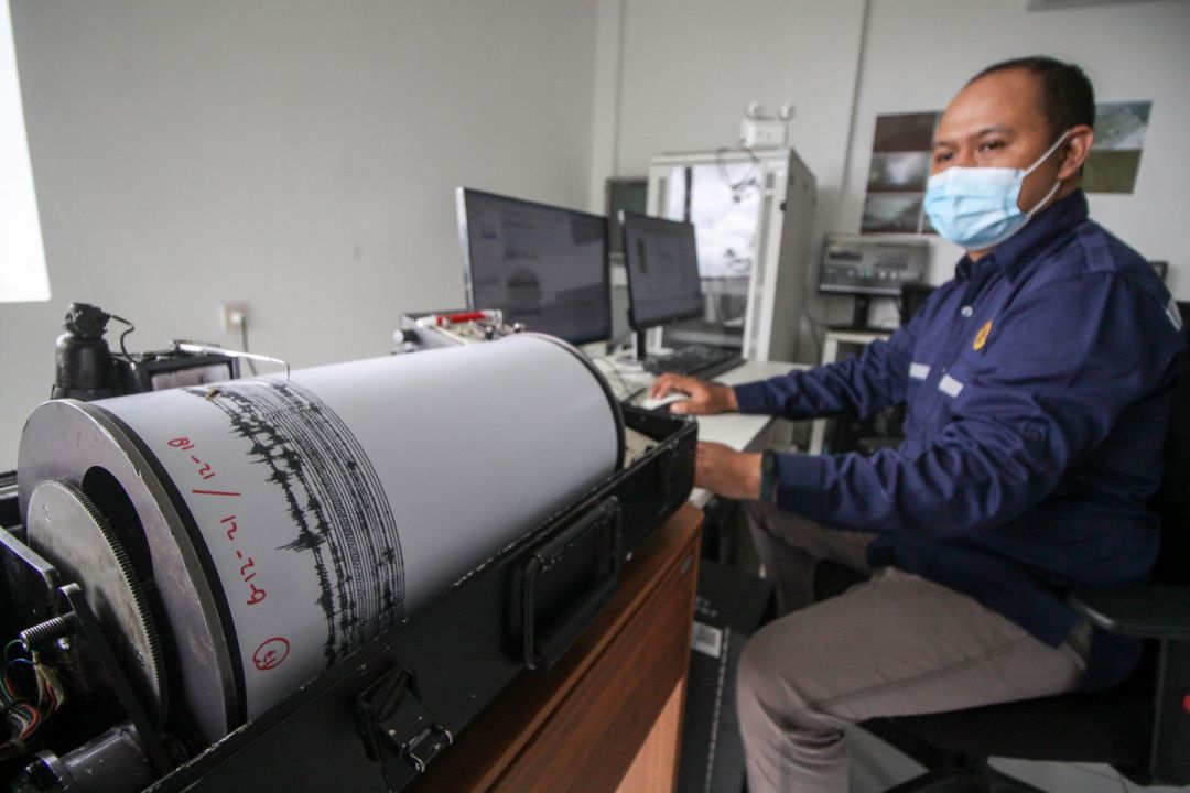 Ilustrasi petugas memantau aktivitas gempa menggunakan seismograf