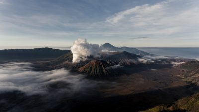 Ilustrasi gunung api Indonesia untuk pemantauan erupsi Anak Krakatau dan sebaran abu vulkanik