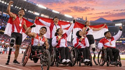 Ilustrasi AI atlet para Indonesia merayakan pencapaian pada stadion setelah Asian Para Games 2026.